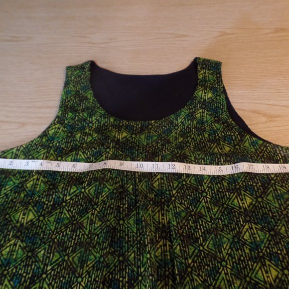 Green geometric print pleated semi sheer top over black lining L - Picture 4 of 5